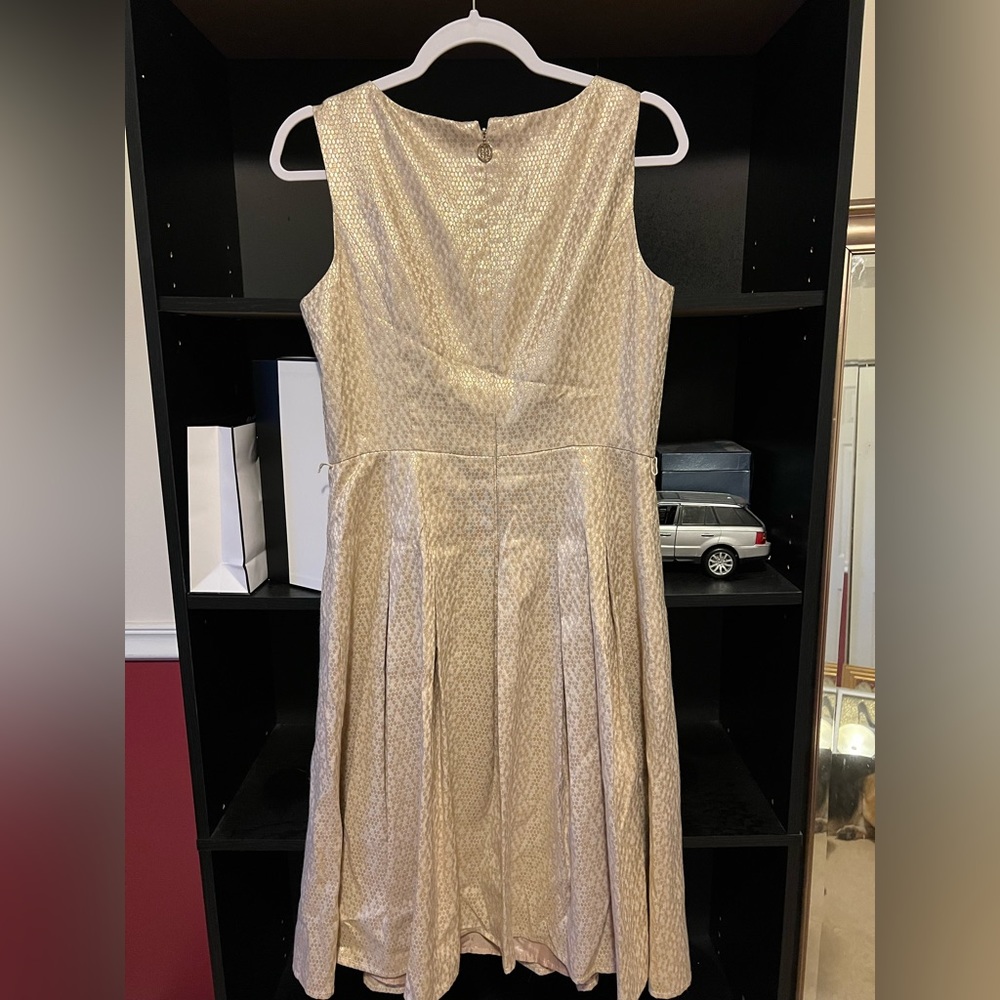 Dress in great condition comes with a gold tone belt
